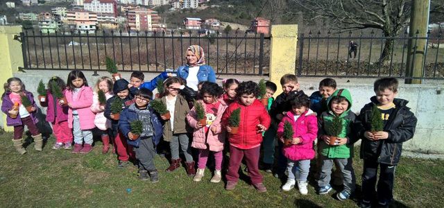 ANAOKULU ÖĞRENCİLERİ FİDAN DİKTİ