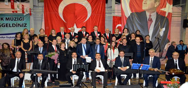 MUHTEŞEM KONSER,  HÜZZAMLA BAŞLADI İZMİR MARŞIYLA SONA ERDİ.