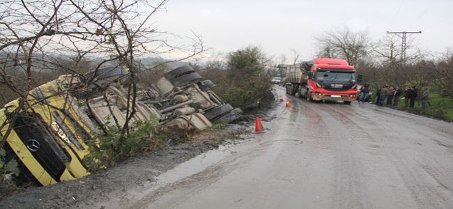 ALAPLI’DA MADEN YÜKLÜ TIR DEVRİLDİ