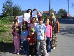 İLKÖĞRETİM ÖĞRENCİLERİ ÜST GEÇİT İÇİN İMZA KAMPANYASI BAŞLATTI