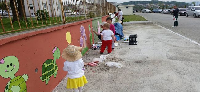 ALAPLILI GÖNÜLLÜ KADINLAR SAHİLDEKİ DUVARI RESİMLERLE SÜSLEDİ