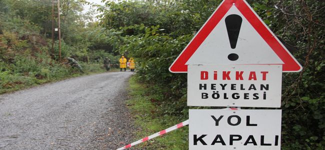 SAĞANAK YAĞIŞ KÖY YOLLARINDA HEYELANA NEDEN OLDU