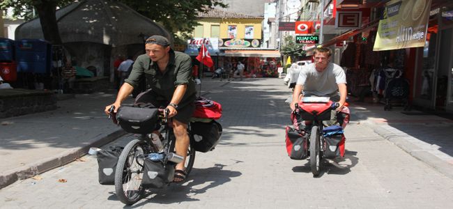 BİSİKLETLE DÜNYA TURUNA ÇIKAN İNGİLİZ GENÇLER ZONGULDAK’TA