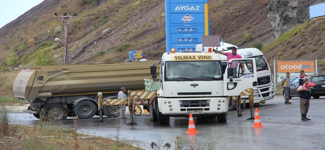 HALK OTOBÜSÜNE TIR ÇARPTI 2 YARALI