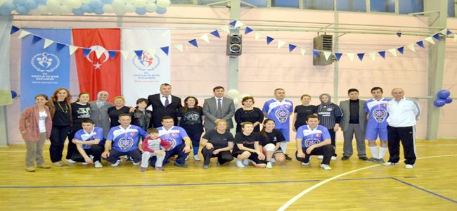 EV HANIMLARI İLE POLİSLERİN VOLEYBOL MAÇI NEFES KESTİ