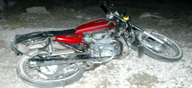 MOTOSİKLET OTOMOBİLE ÇARPTI: 2 YARALI