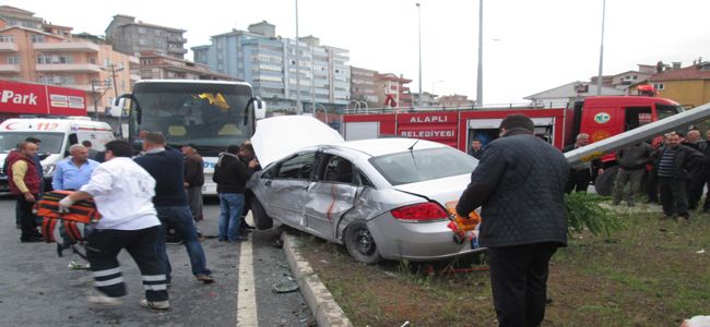 ÖLÜM KAVŞAĞINDA OTOBÜS İLE OTOMOBİL ÇARPIŞTI: 3 YARALI