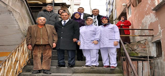 BAŞKAN UYSAL’DAN YAŞLIYA SAYGI VE ŞEFKAT ELİ