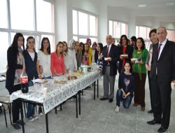 YÜKSEK OKULDA ÖĞRENCİLER KERMES DÜZENLEDİ.